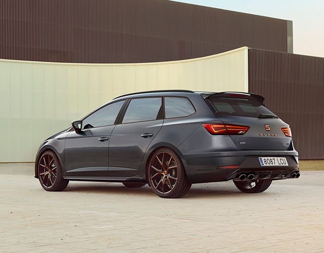 New SEAT Leon CUPRA R front view with carbon fiber