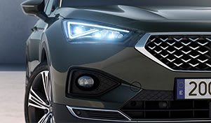 SEAT Tarraco XCELLENCE, der Grossraum-SUV mit eingeschaltetem Aussenspiegellicht