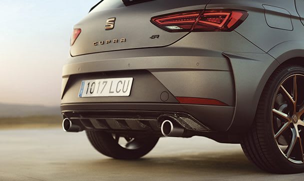 New SEAT Leon CUPRA R exterior view carbon fiber roof spoiler