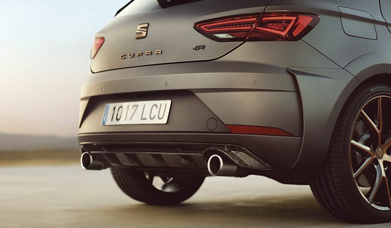 New SEAT Leon CUPRA R exterior view carbon fiber roof spoiler