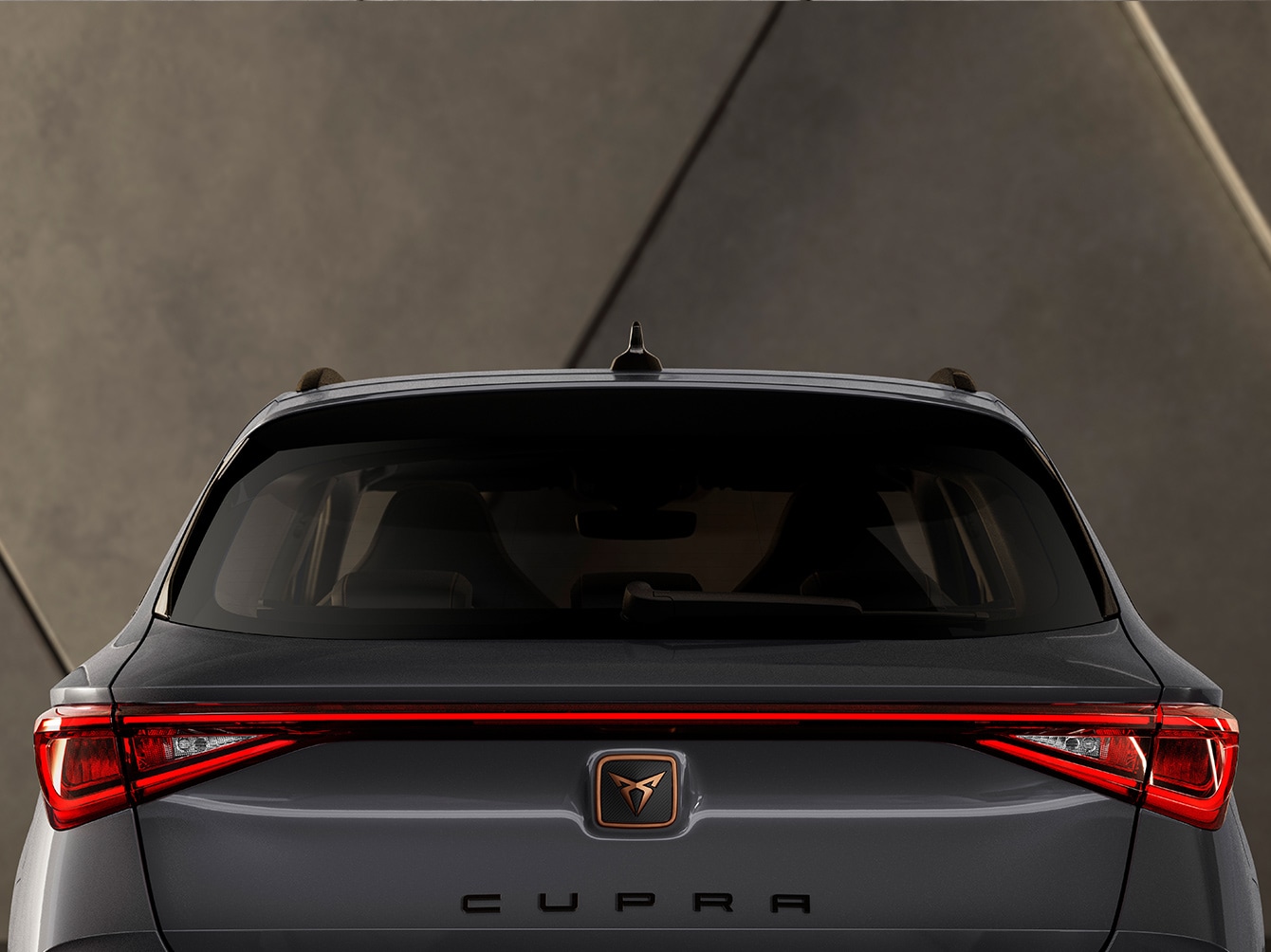 Feux arrière infinis de la nouvelle voiture de sport familiale CUPRA Leon Sportstourer ehybrid en couleur graphene