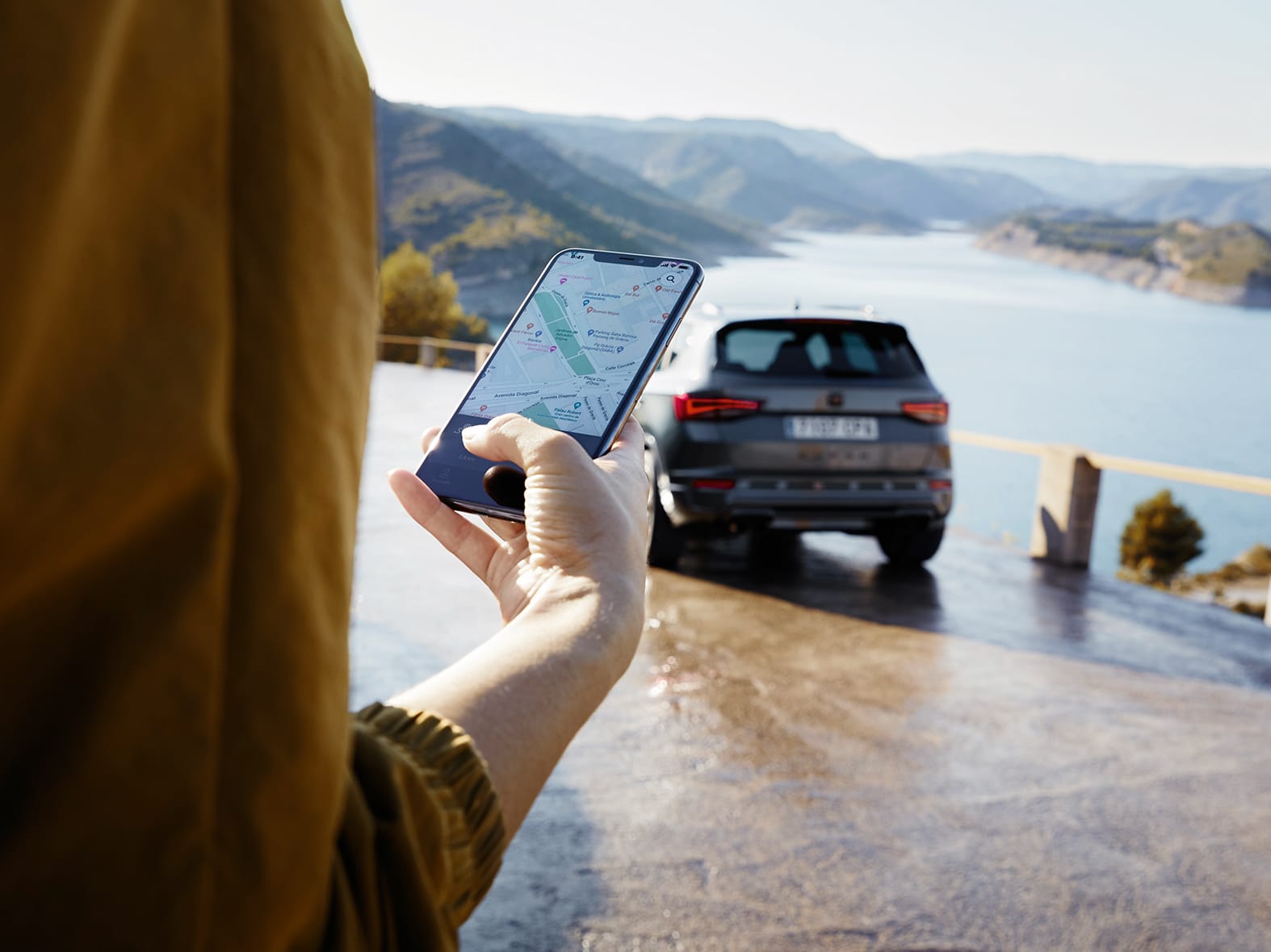 CUPRA CONNECT App mit Verbindung über das Smartphone einer Fahrerin 