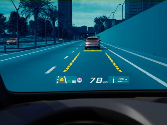 Ein Head-up-Display mit Augmented-Reality-Technologie bietet ein immersives Fahrerlebnis. 