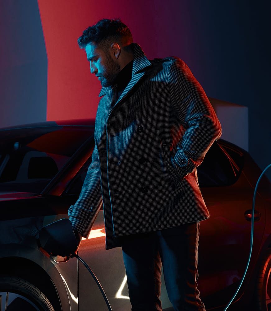 Mann%20lädt%20Elektrofahrzeug%20mit%20CUPRA%20CHARGER