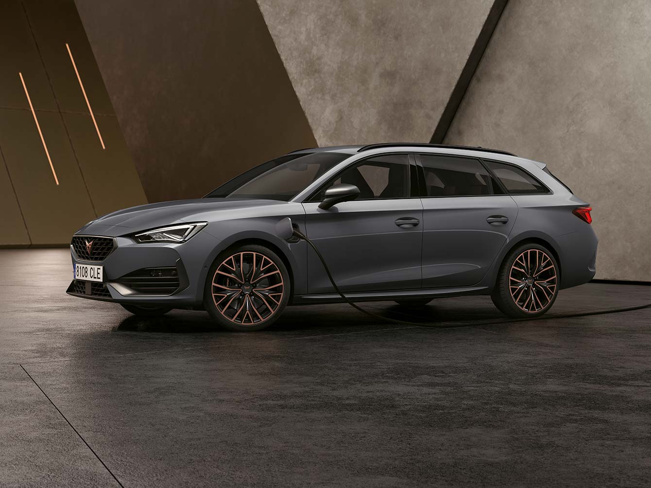 Neuer CUPRA Leon Sportstourer eHybrid Familiensportwagen in Graphene Grey beim Laden