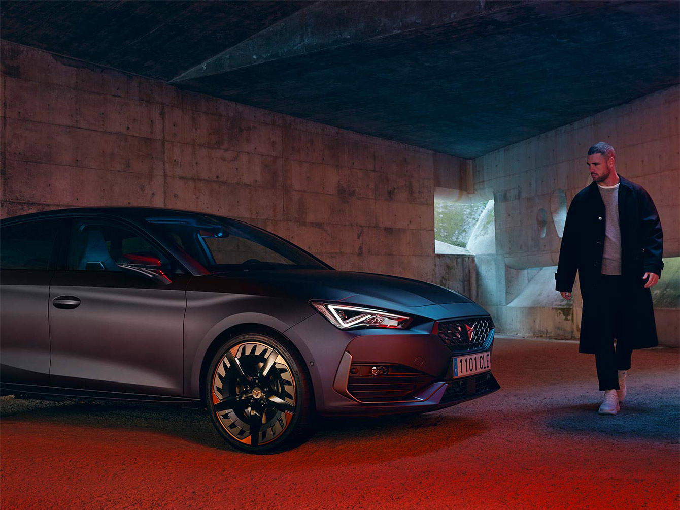 Nouvelle-CUPRA-Leon-ehybrid-cinq-portes-technologie-magnétique-matte-voiture-sport-compacte-vue-latérale-avant-en-charge