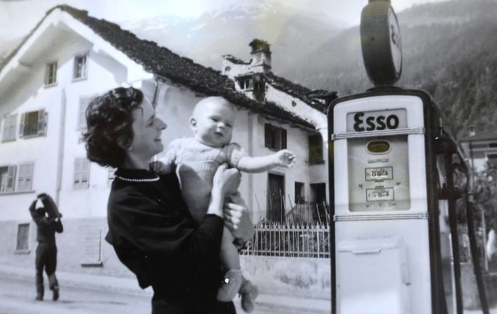 Elena e Silvano pompa Esso 1952