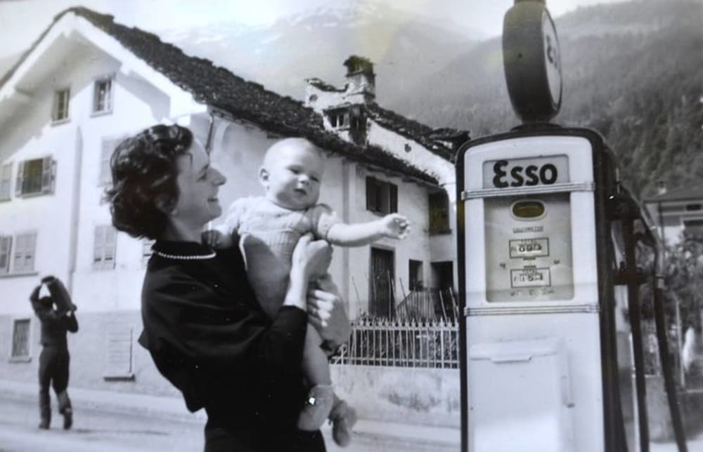 Elena e Silvano pompa Esso 1952