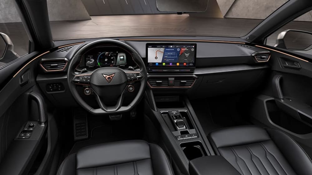 new-cupra-leon-sportstourer-ehybrid-family-sports-car-in-rodium-grey-interior-view-of-digital-cockpit