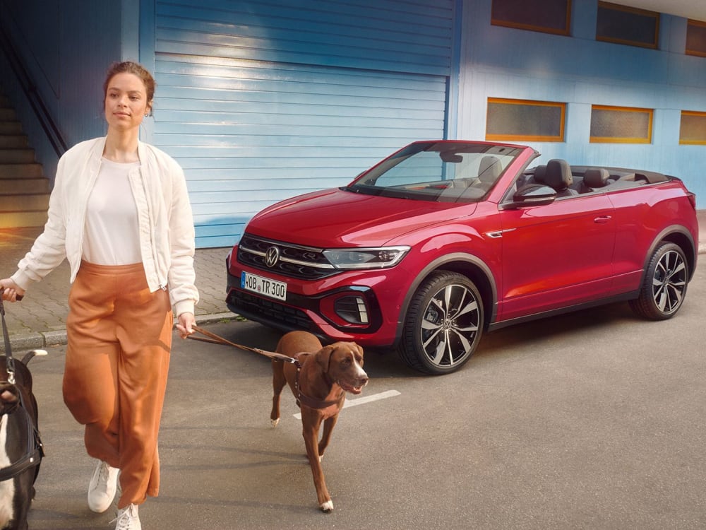 TC0883-t-roc-cabrio-exterior-red-woman-with-dogs-in-foreground