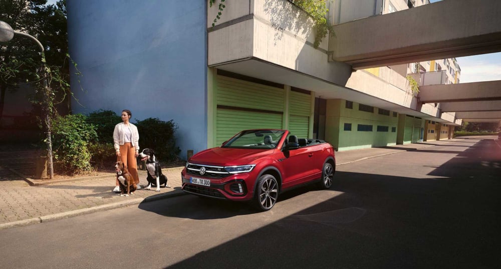 TC0863-t-roc-cabrio-exterior-red-with-woman-and-dogs-1900x1020