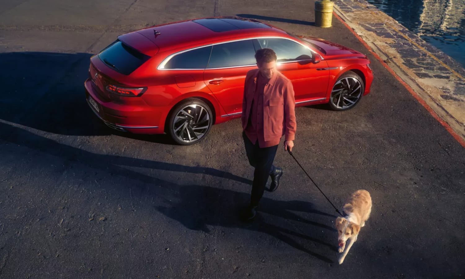 AT0353-shootingbrake-3-4-back-side-man-with-dog