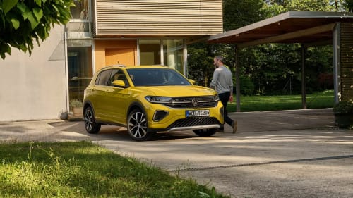 TS0614_t-cross_exterior-yellow-t-cross-parked-infront-of-house_mobile-stage_NEU