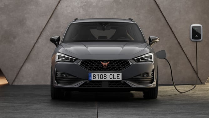 new-cupra-leon-sportstourer-ehybrid-family-sports-car-in-rodium-grey-front-view-charging
